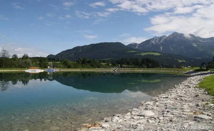 Der Ahornsee in Söll vor der Kulisse des Wilden Kaisers