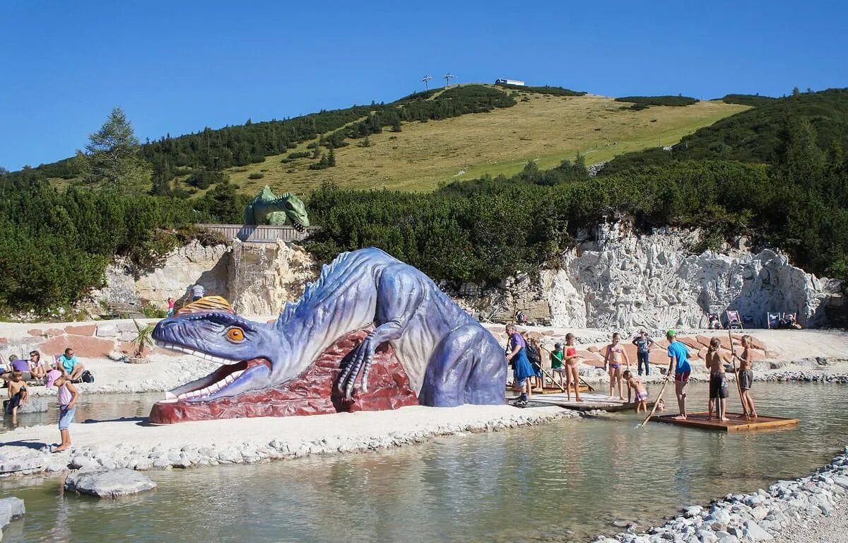 Lebensecht nachgebildete Dinosaurier im Triassic Park