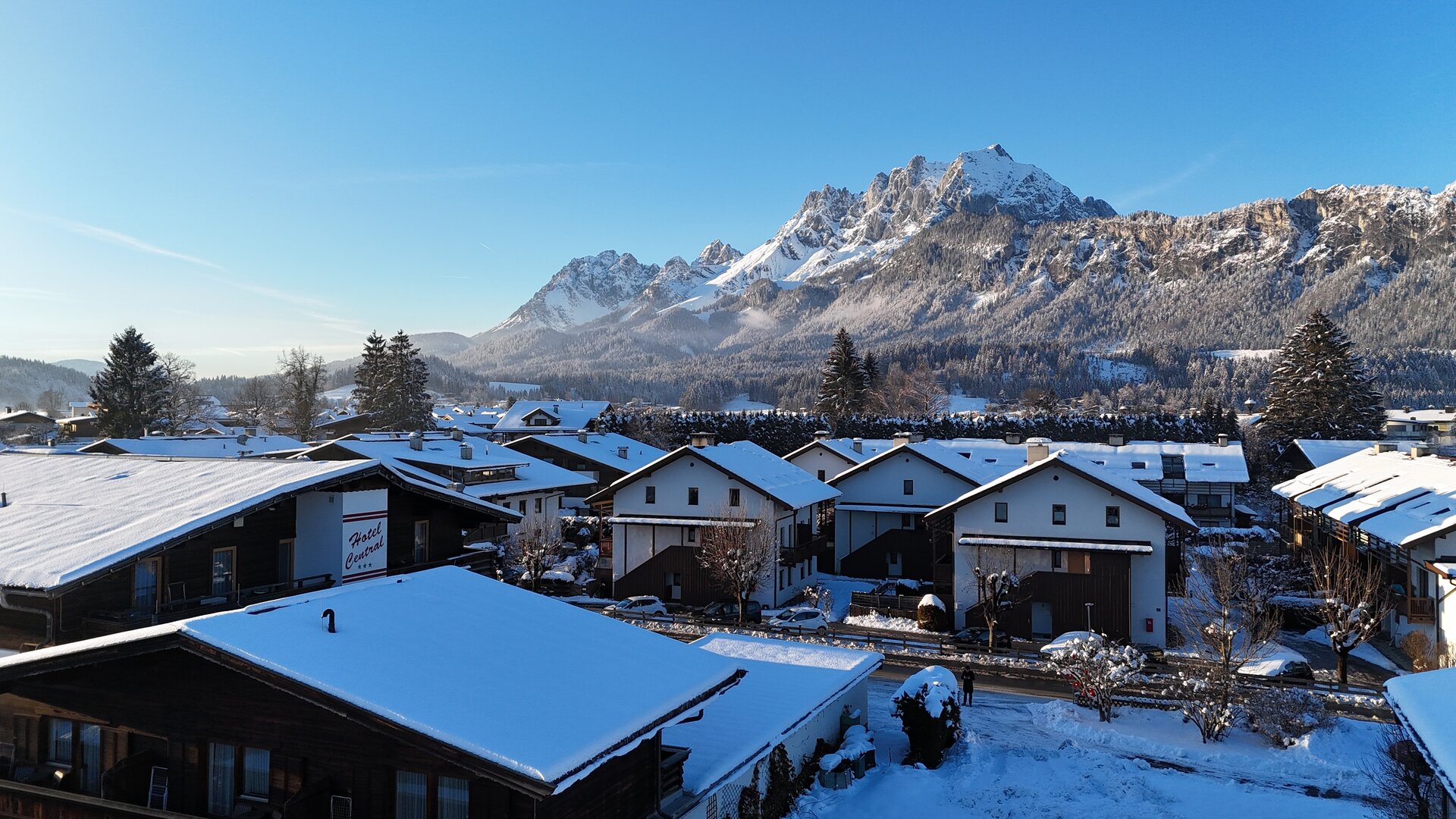 Das Familienhotel Central im Winter vor dem Wilden Kaiser