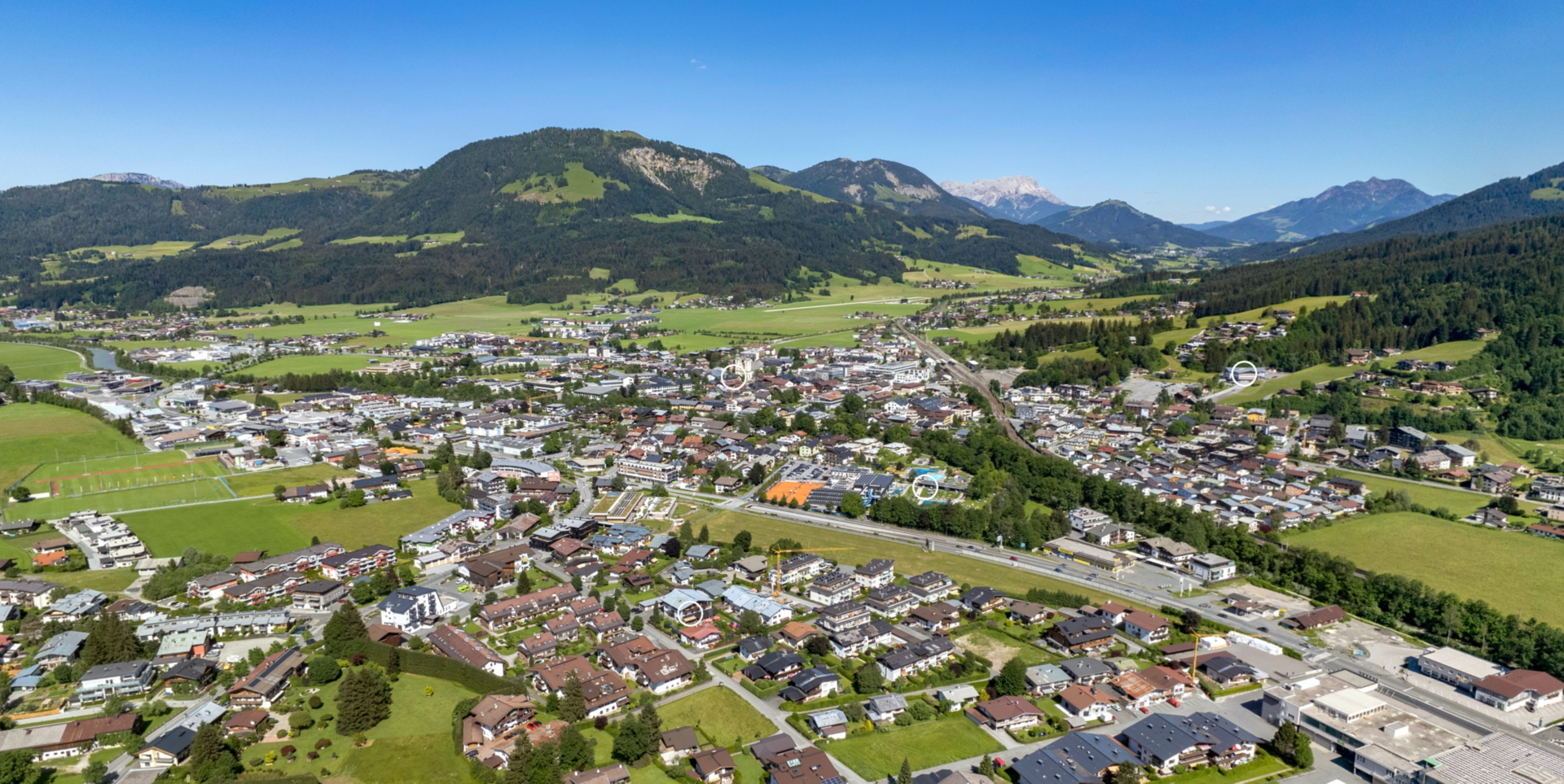 Luftaufnahme von St. Johann in Tirol: Familienhotel Central, Panorama Badewelt (7 Minuten) und Ortszentrum (9 Minuten)