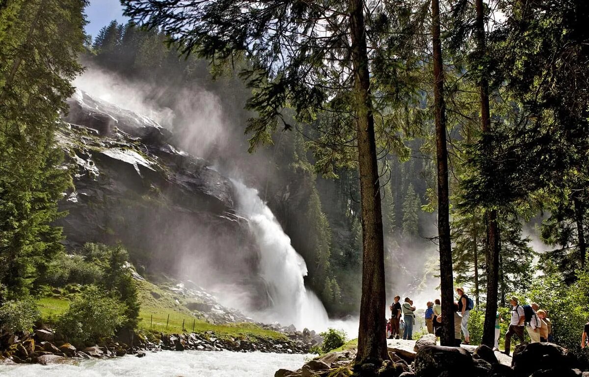 Besucher am Fuß der Wasserfälle