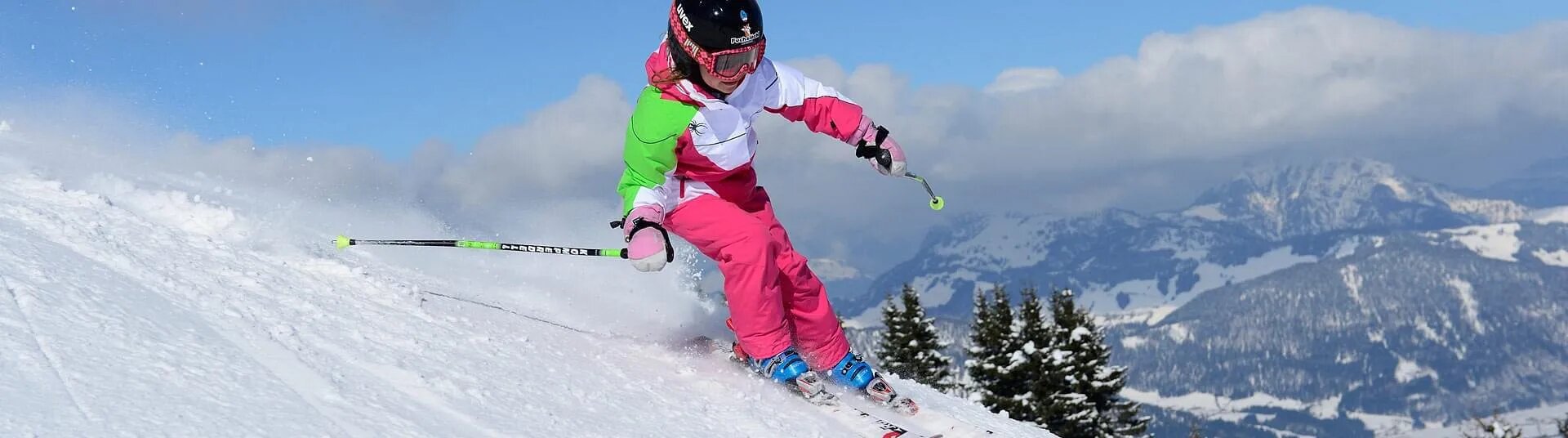 Kinder beim Skifahren im Schneewinkl