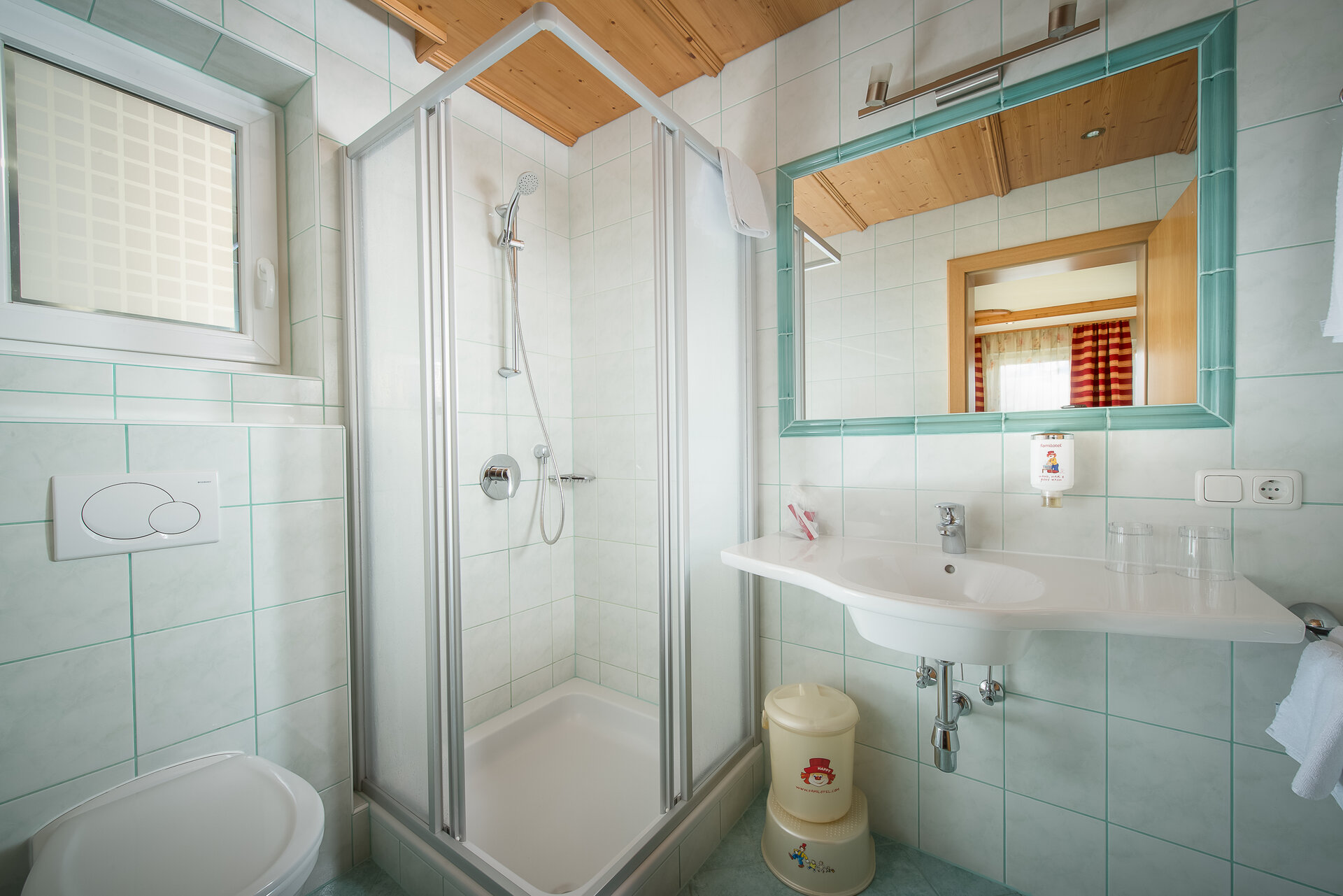 Bad im Amselnest der Alpenvilla St. Johanner Hof — Dusche und WC